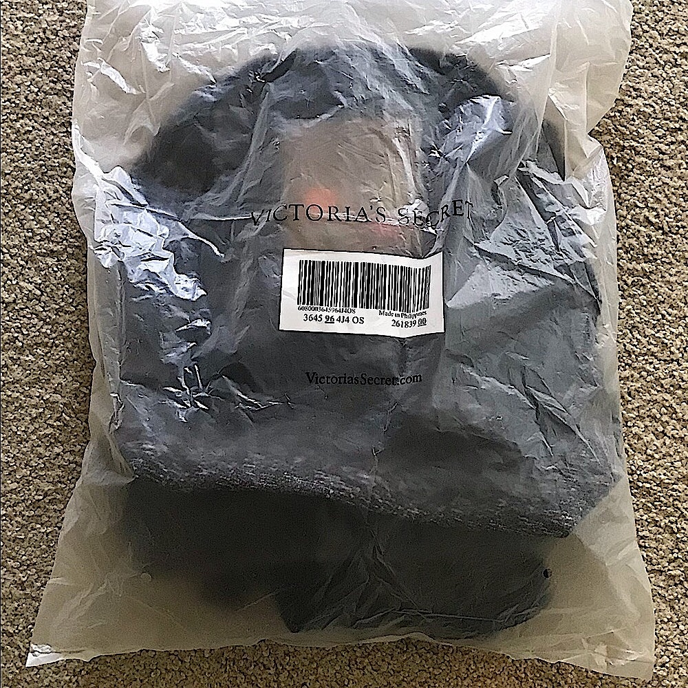 🆕🔥PINK BY VS SUPER SUPER CUTE GRAY BACKPACK&STRAPS ON THE BACK&COMES WITH PINS!! - Picture 9 of 11